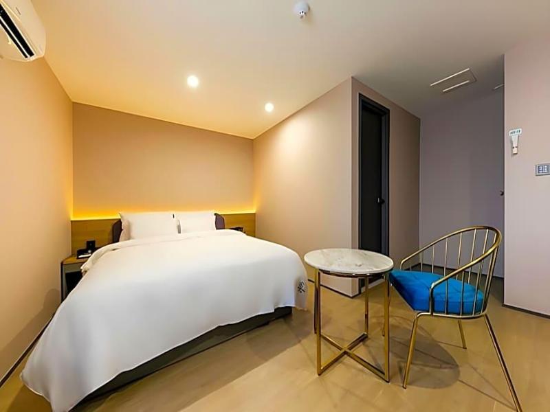 Brown-Dot Hotel Minam image