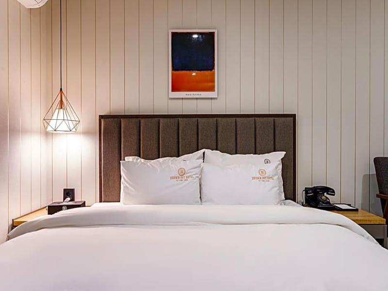 Brown-Dot Hotel Minam image