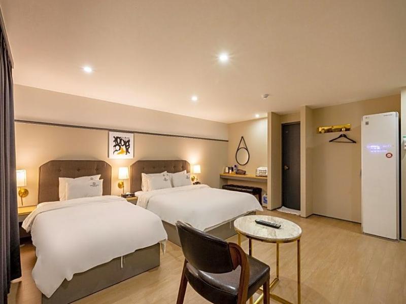 Brown-Dot Hotel Minam image