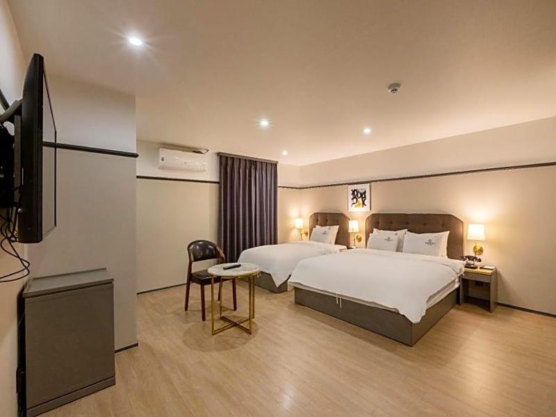 Brown-Dot Hotel Minam image