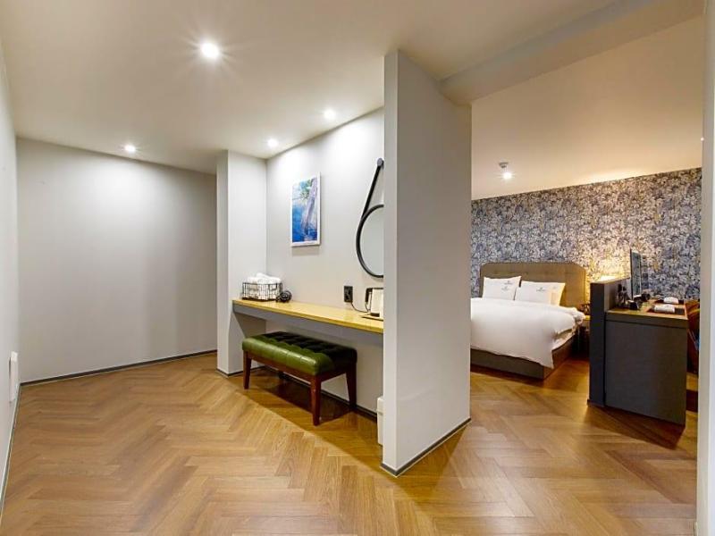 Brown-Dot Hotel Minam image