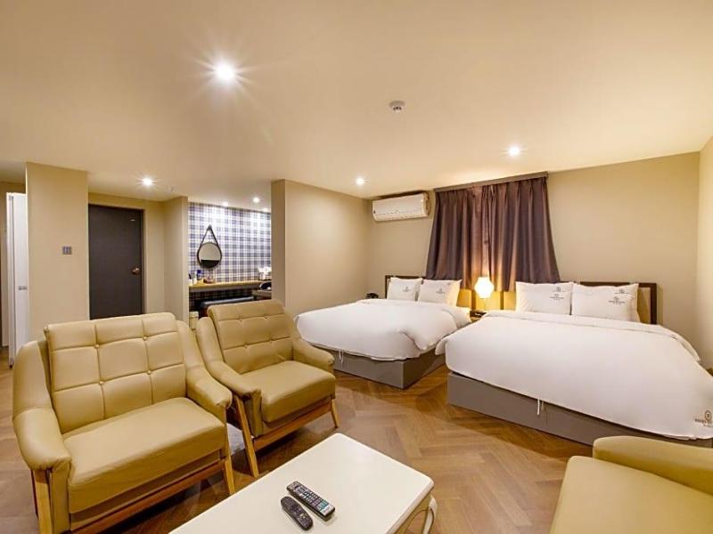 Brown-Dot Hotel Minam image