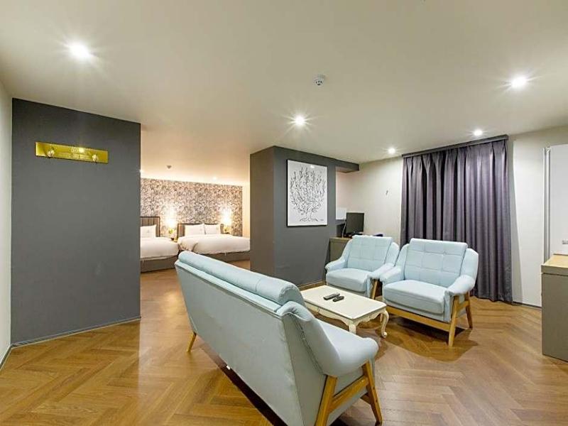 Brown-Dot Hotel Minam image