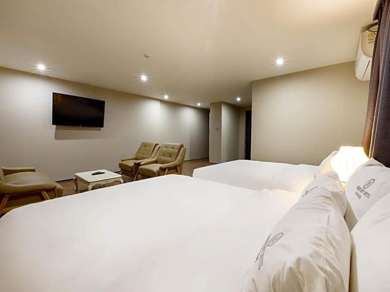 Brown-Dot Hotel Minam image