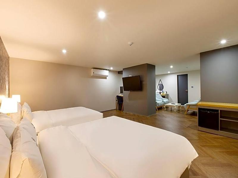 Brown-Dot Hotel Minam image