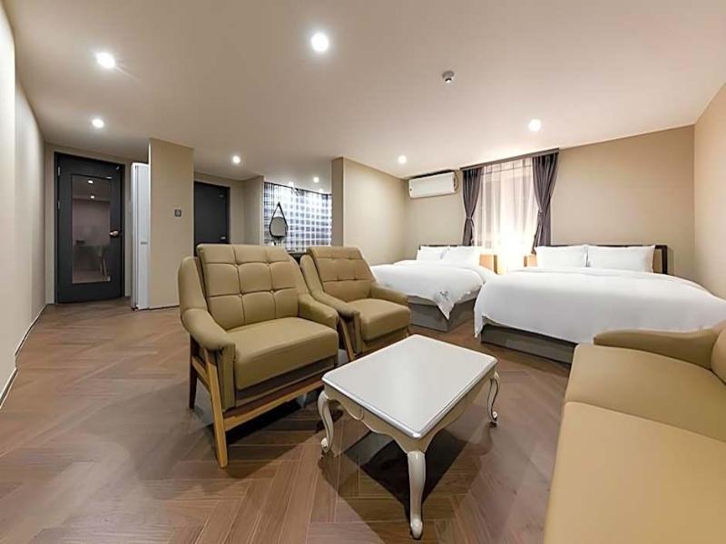 Brown-Dot Hotel Minam image