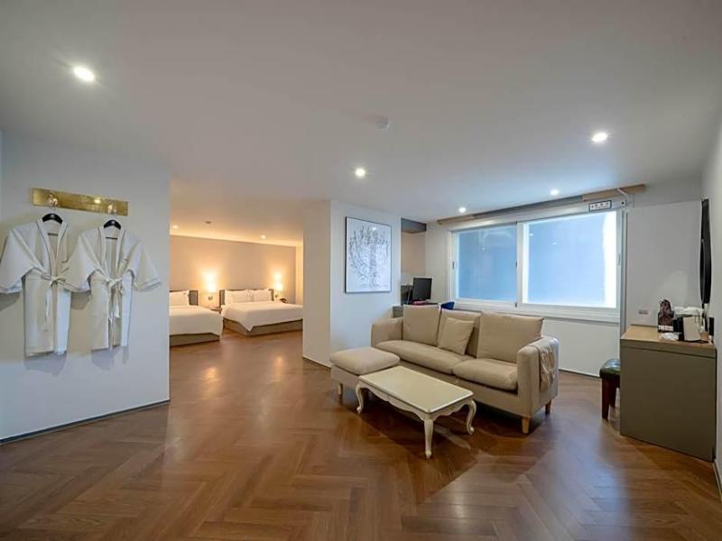 Brown-Dot Hotel Minam image