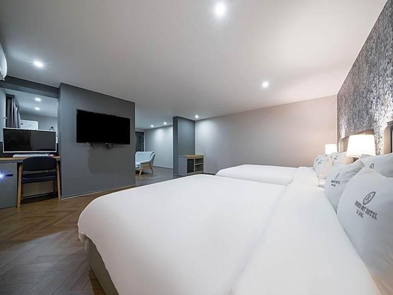Brown-Dot Hotel Minam image