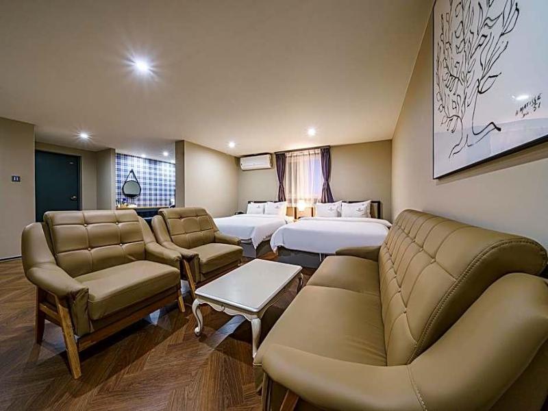 Brown-Dot Hotel Minam image