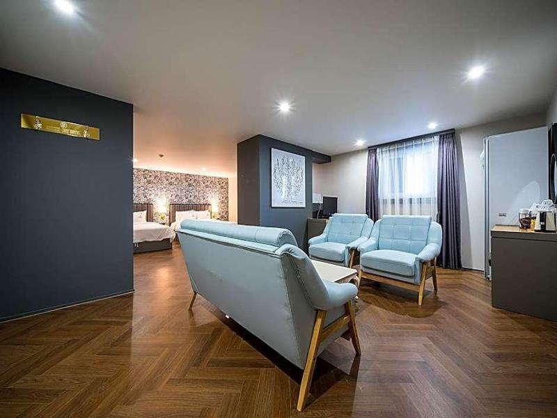 Brown-Dot Hotel Minam image