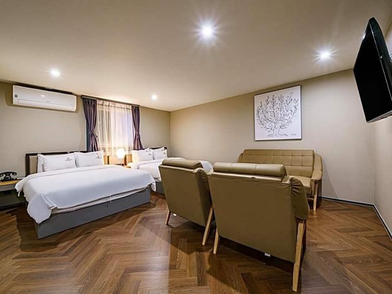 Brown-Dot Hotel Minam image
