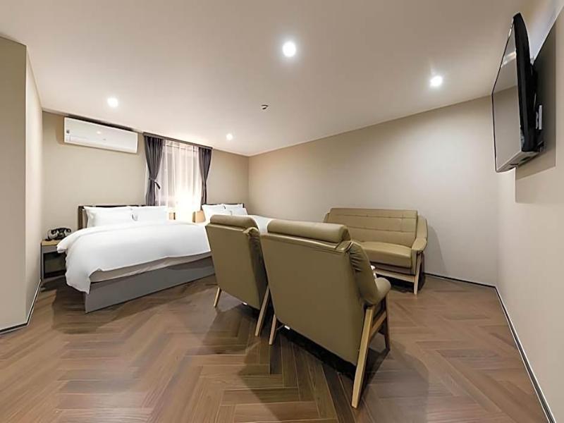 Brown-Dot Hotel Minam image