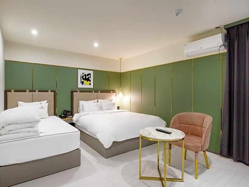 Brown-Dot Hotel Minam image