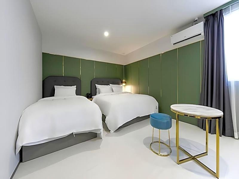 Brown-Dot Hotel Minam image