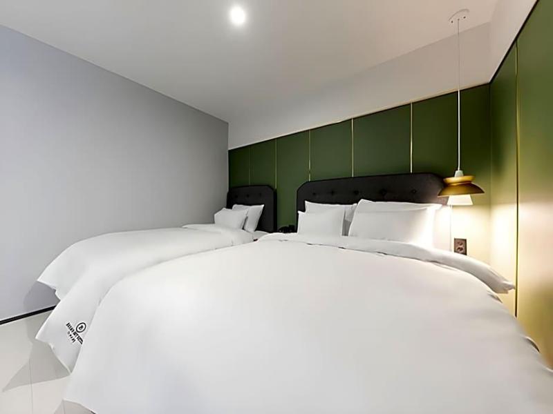 Brown-Dot Hotel Minam image
