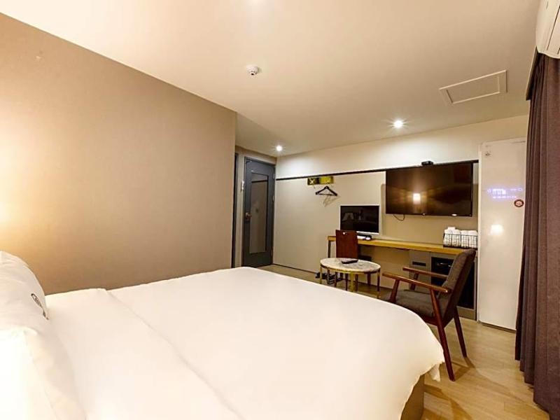 Brown-Dot Hotel Minam image