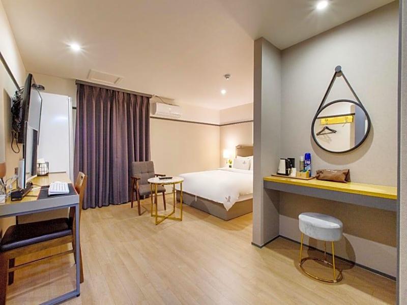 Brown-Dot Hotel Minam image