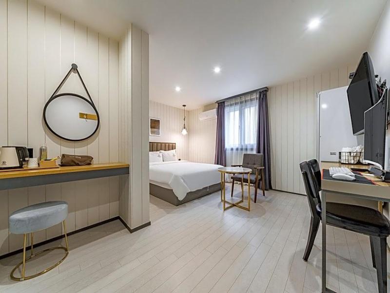 Brown-Dot Hotel Minam image
