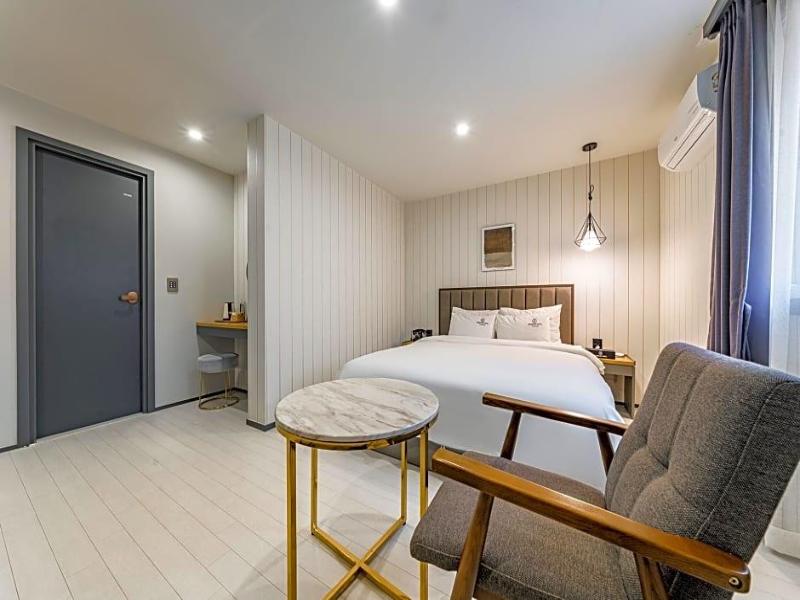 Brown-Dot Hotel Minam image