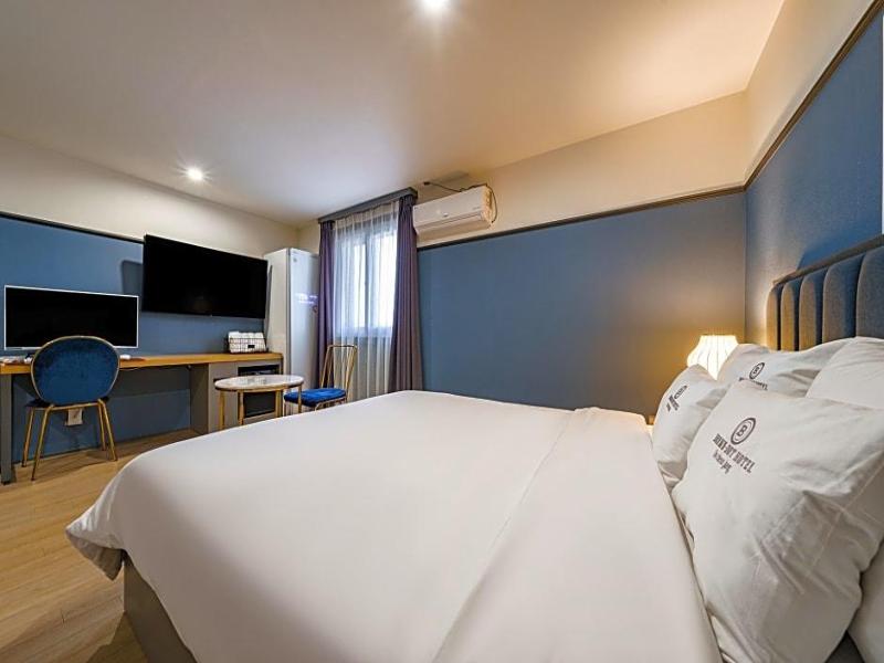 Brown-Dot Hotel Minam image
