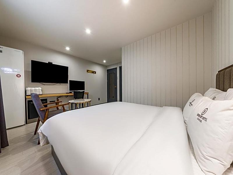 Brown-Dot Hotel Minam image