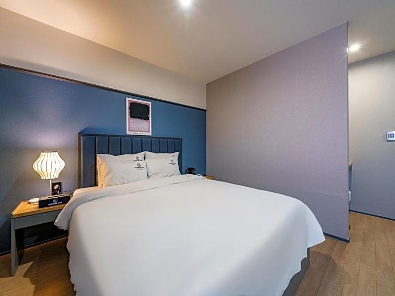 Brown-Dot Hotel Minam image