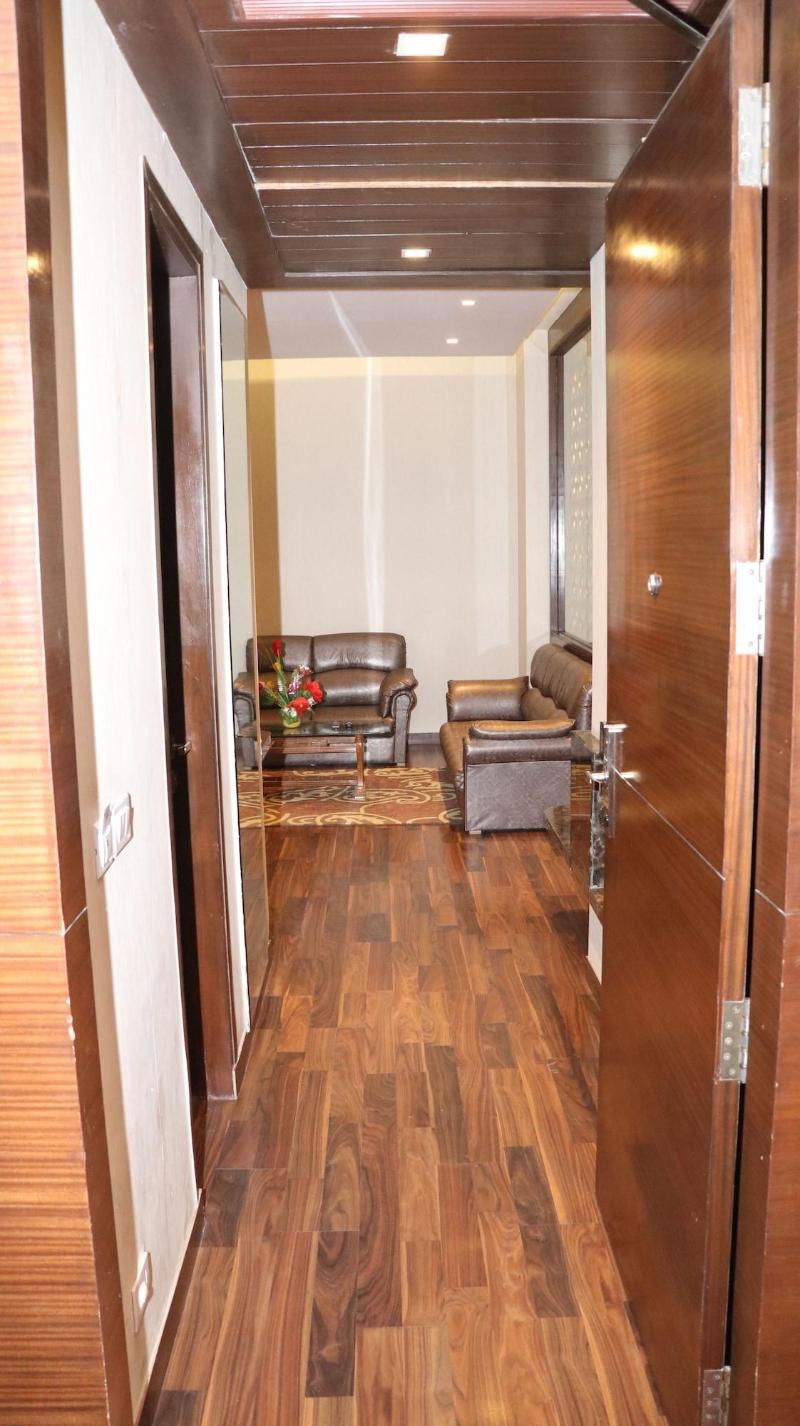 Hotel Lakhdatar image