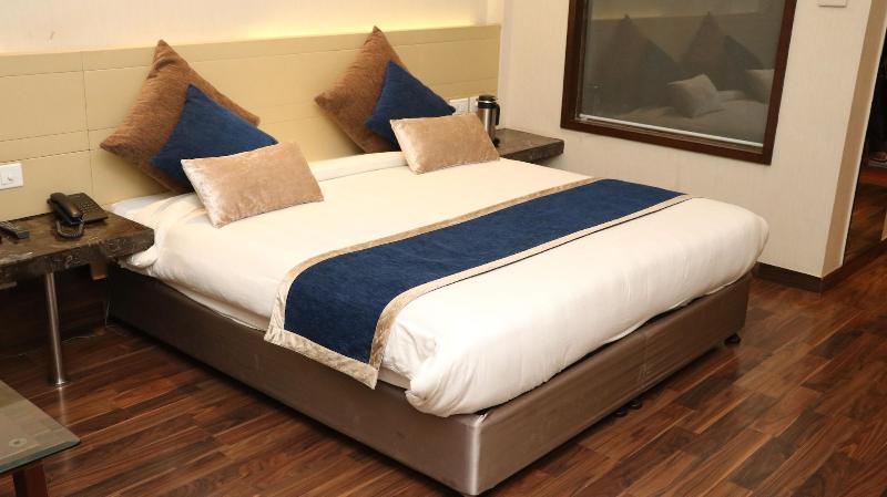 Hotel Lakhdatar image