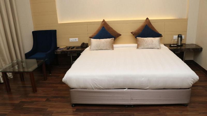 Hotel Lakhdatar image