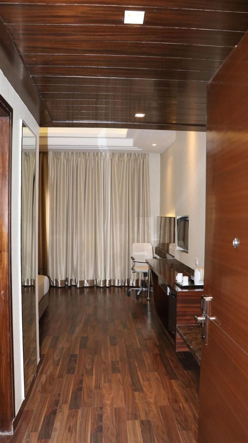 Hotel Lakhdatar image