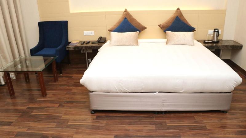 Hotel Lakhdatar image