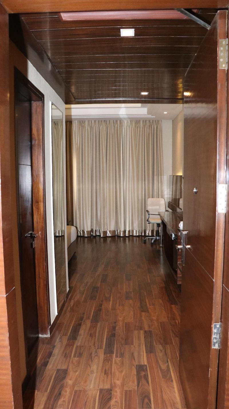 Hotel Lakhdatar image