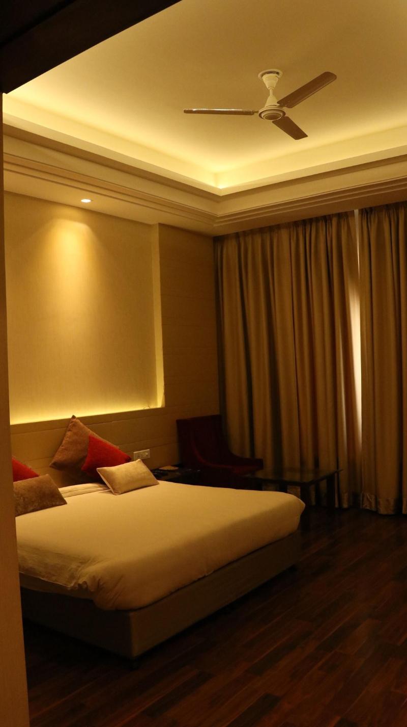Hotel Lakhdatar image