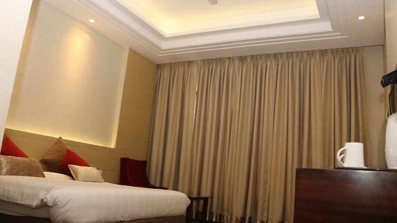 Hotel Lakhdatar image