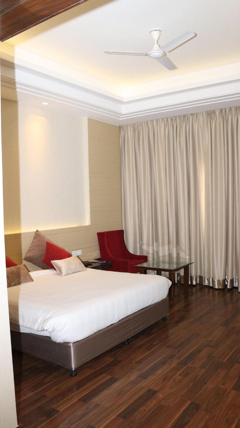 Hotel Lakhdatar image