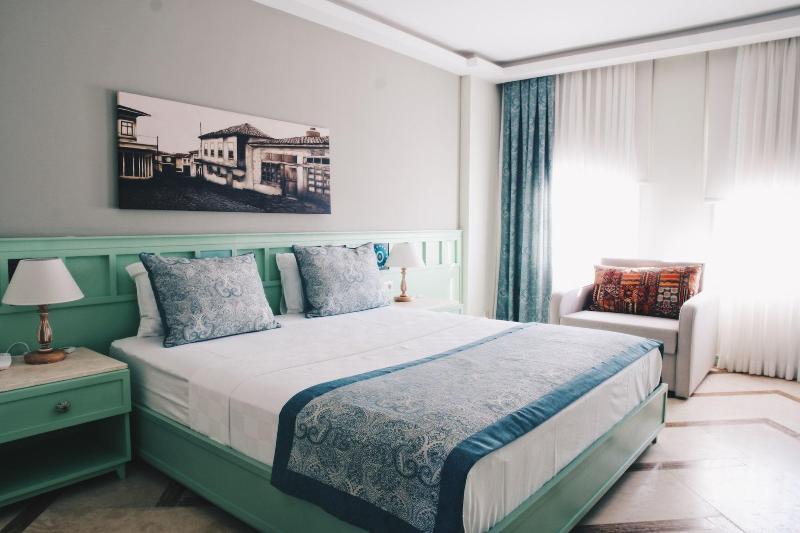 DOUBLE DELUXE QUEEN BED