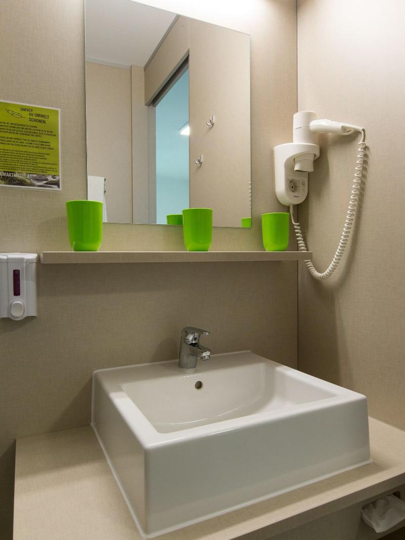 Smart Motel image