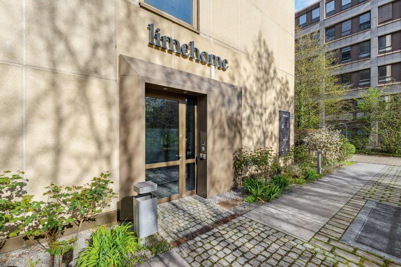 living on easystreet image