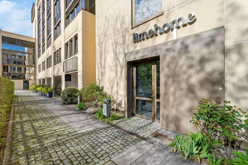 living on easystreet image