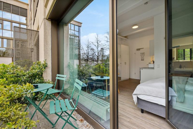 living on easystreet image