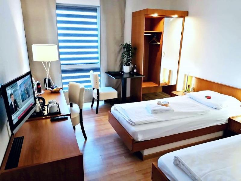 Parkhotel am Schloss image