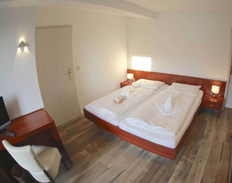 Parkhotel am Schloss image