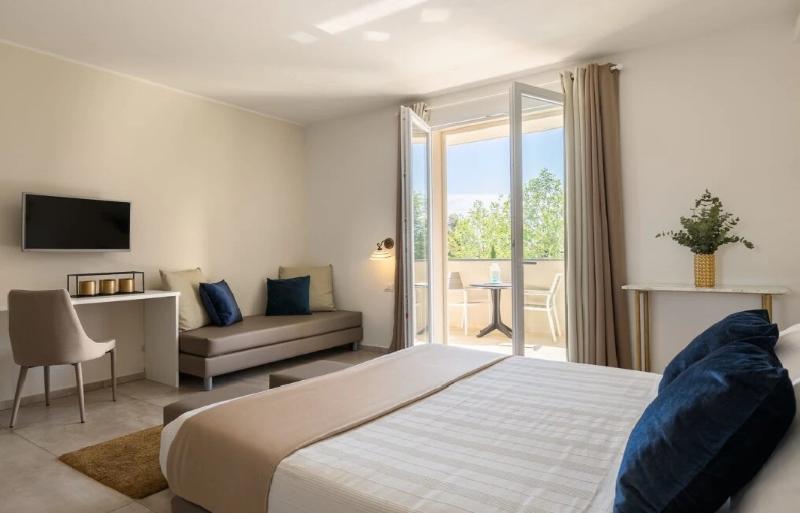 Golden Hotel & Apartments image