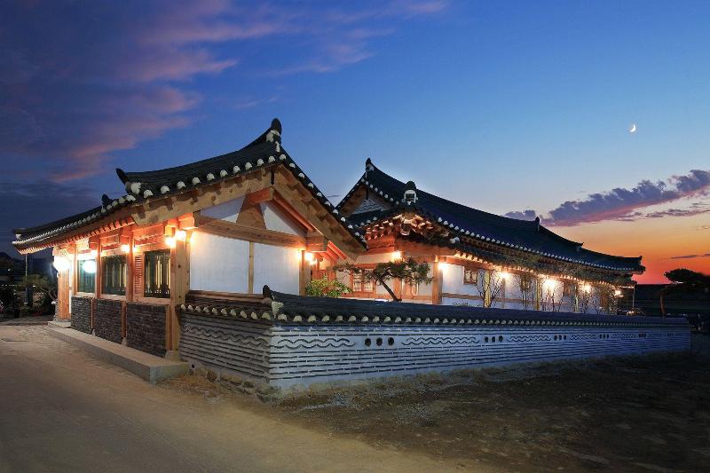 Wiyeonjae Hanok Stay image
