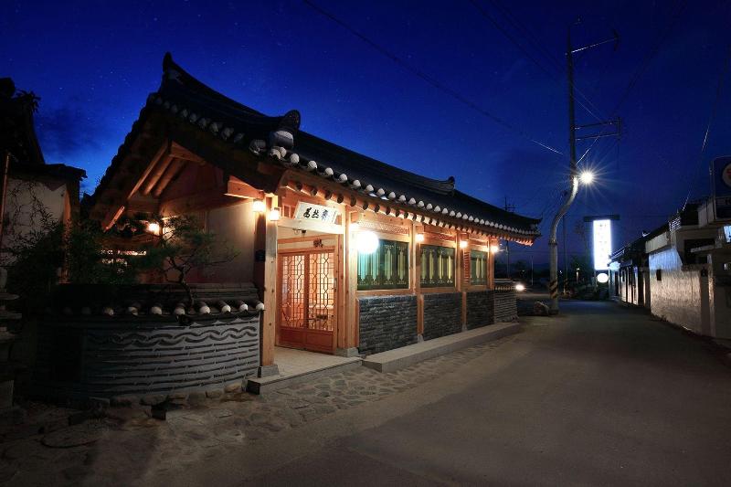 Wiyeonjae Hanok Stay image
