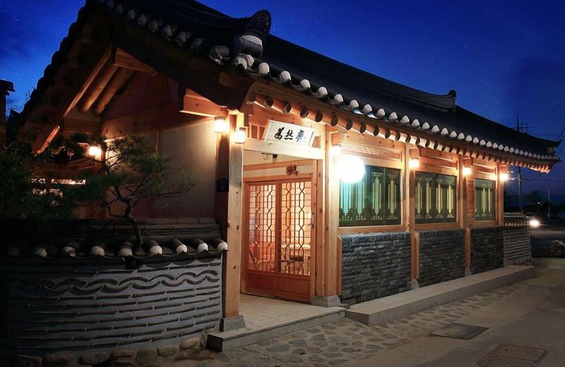 Wiyeonjae Hanok Stay image