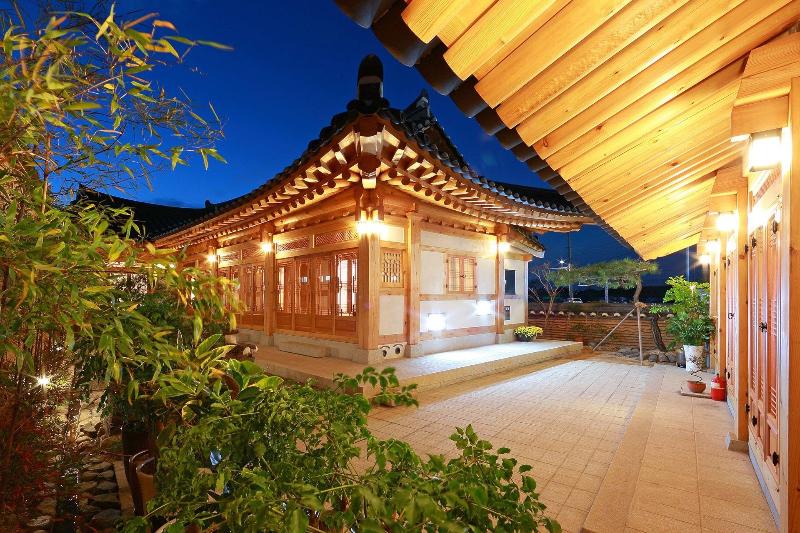 Wiyeonjae Hanok Stay image