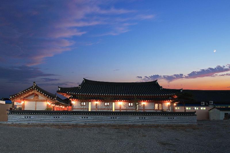 Wiyeonjae Hanok Stay image