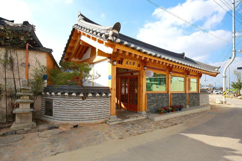 Wiyeonjae Hanok Stay image