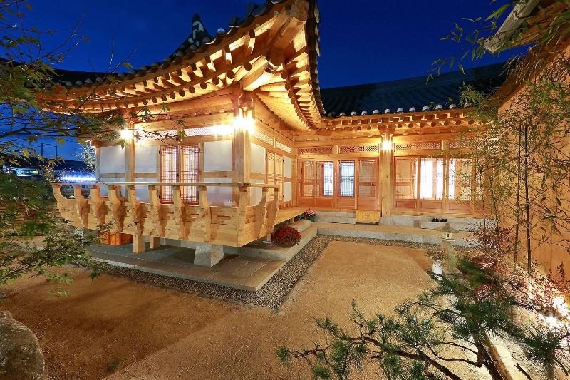 Wiyeonjae Hanok Stay image